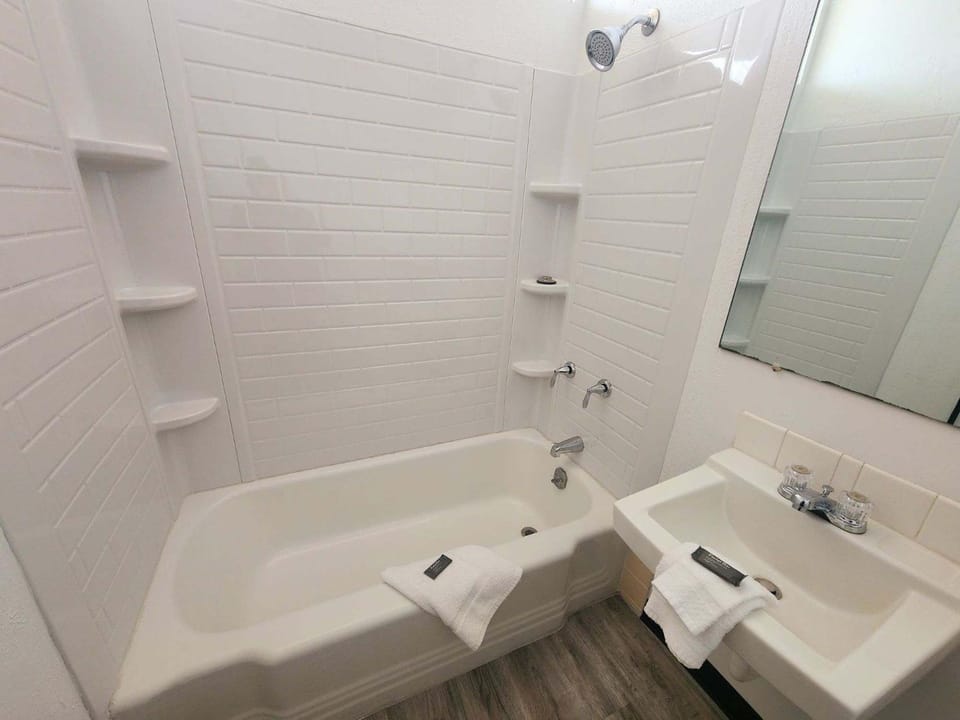 Shower, Toilet, Bathroom, Bath, towels