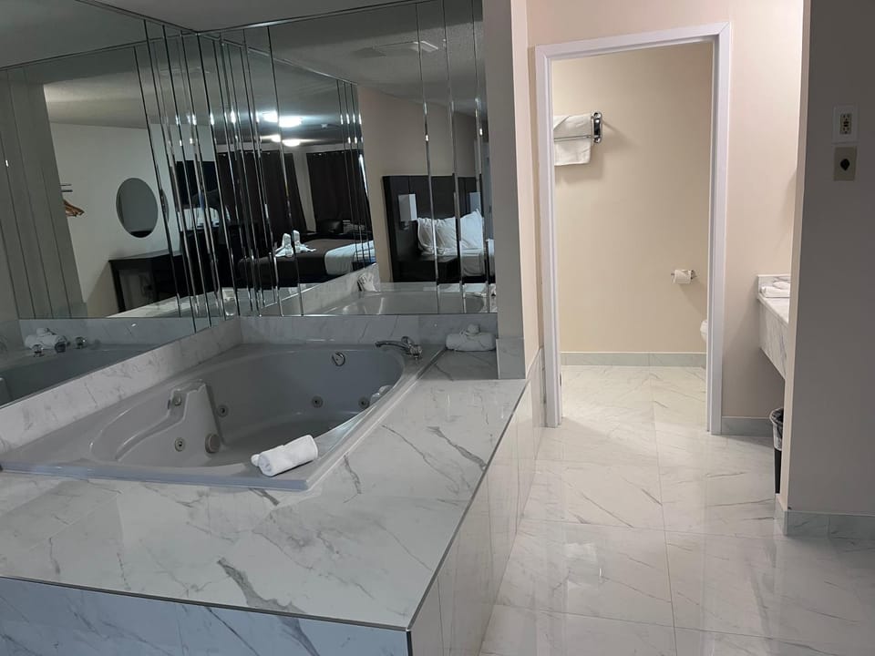 Falls Lodge & Suites Hotel in Niagara Falls