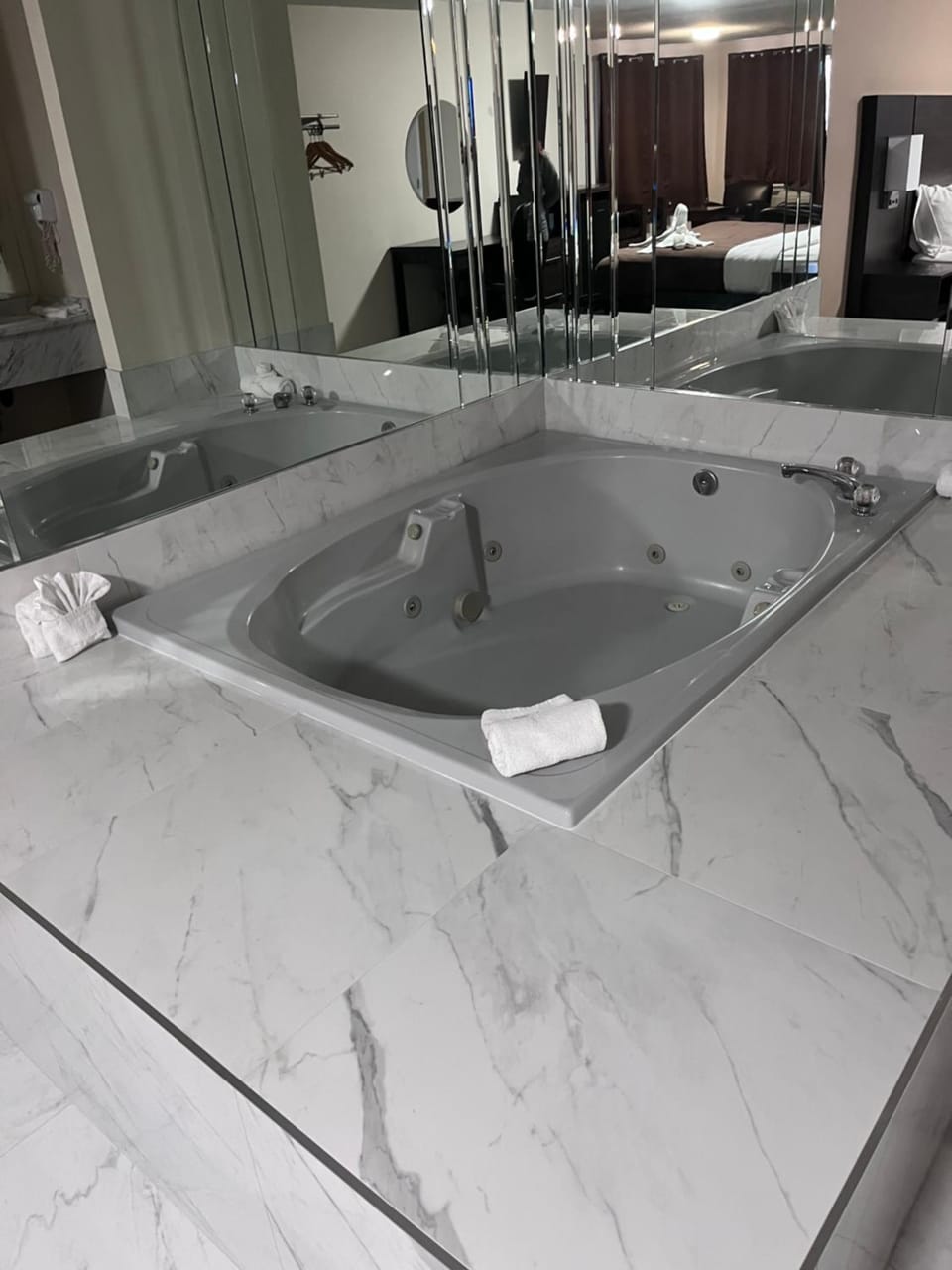 Falls Lodge & Suites Hotel in Niagara Falls