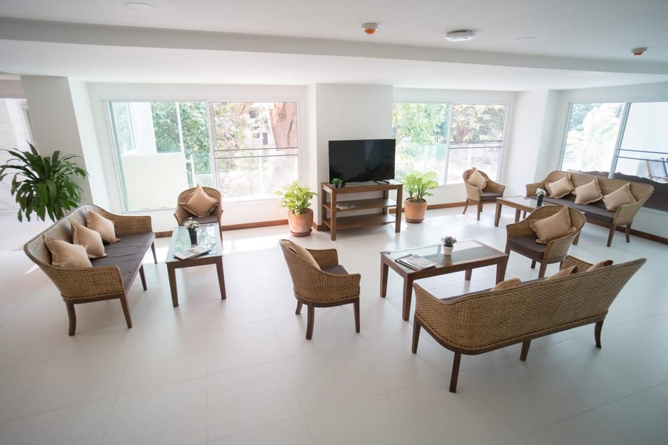 Communal lounge/ TV room, Lobby or reception