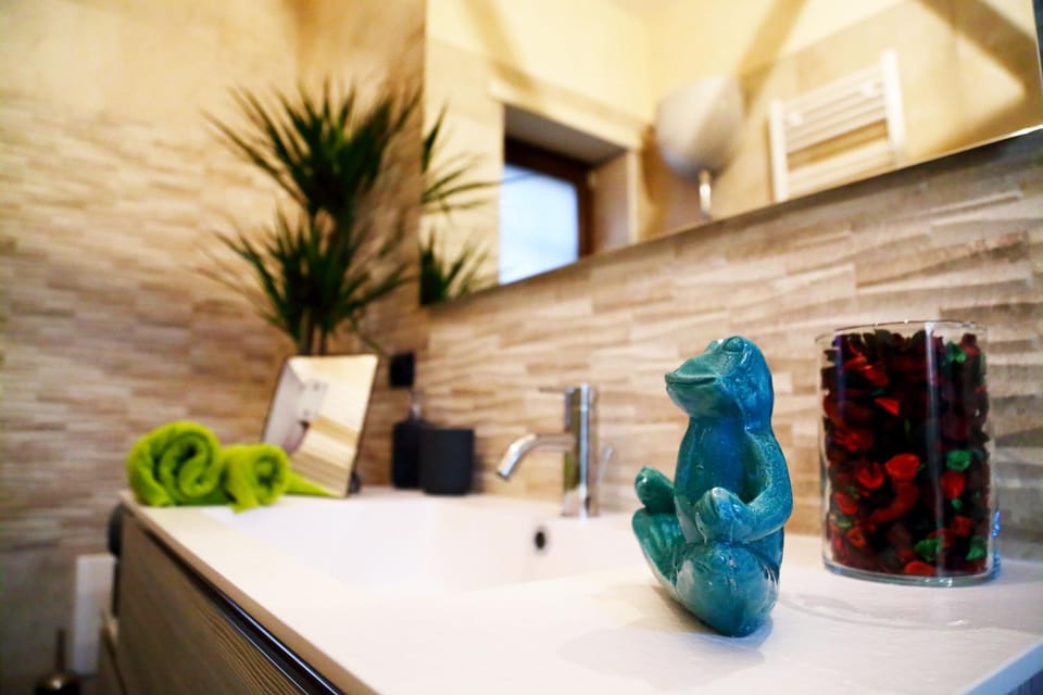 Bathroom, Decorative detail