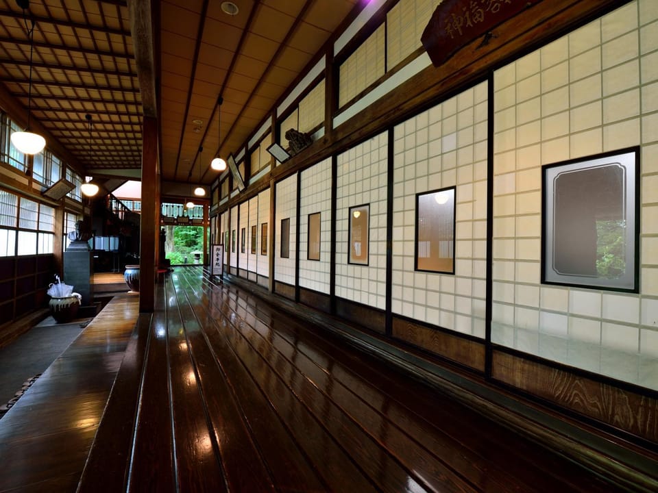 Decorative detail, Area and facilities