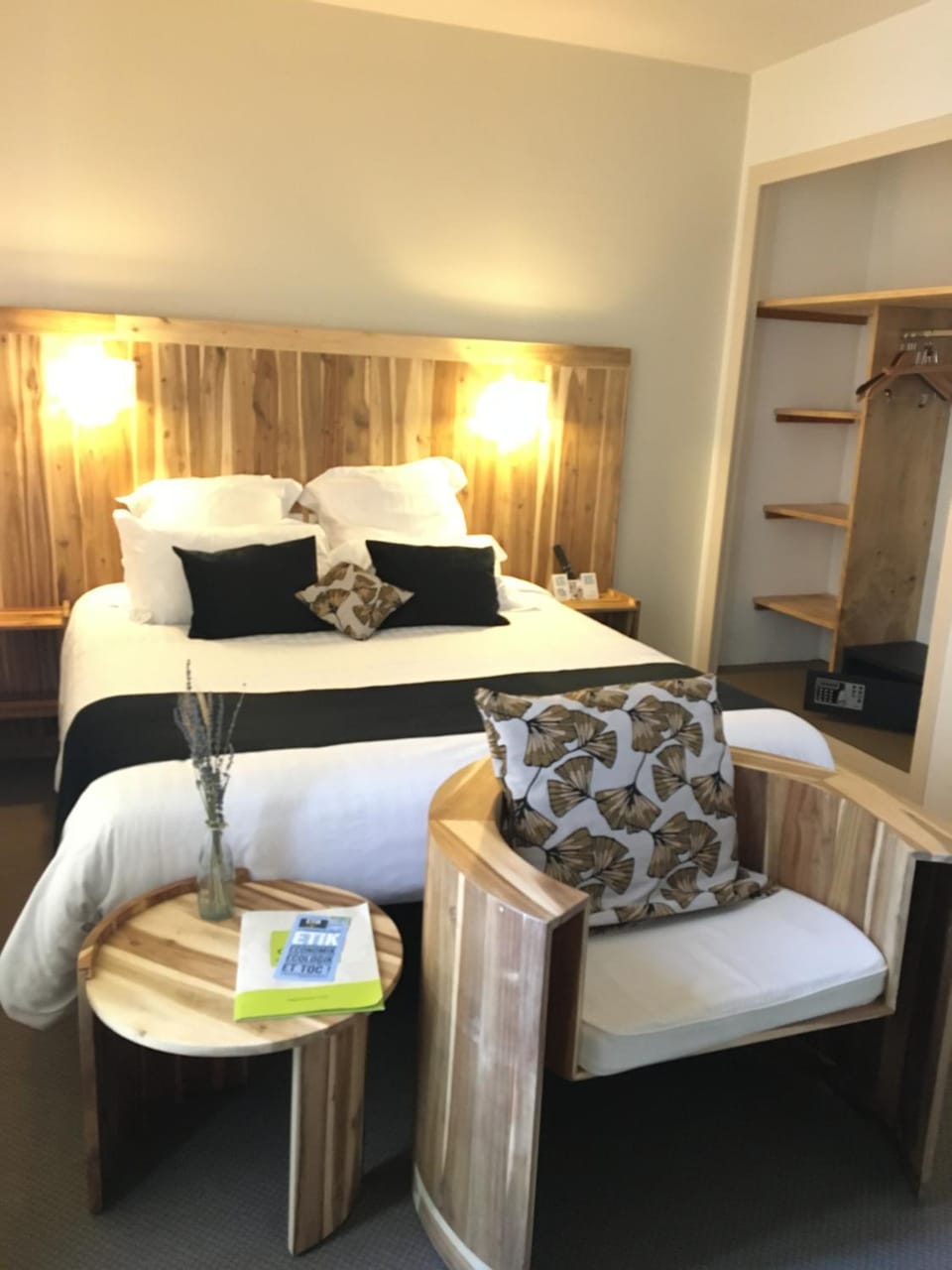 Restaurant/places to eat, Living room, Seating area, Bedroom