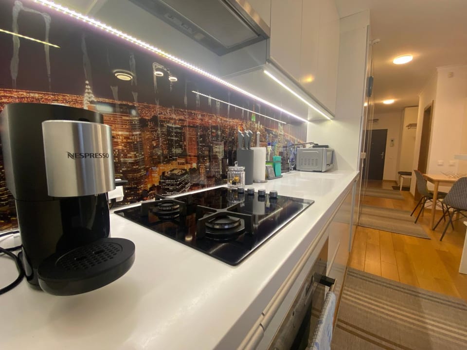 Coffee/tea facilities, Kitchen or kitchenette, stove