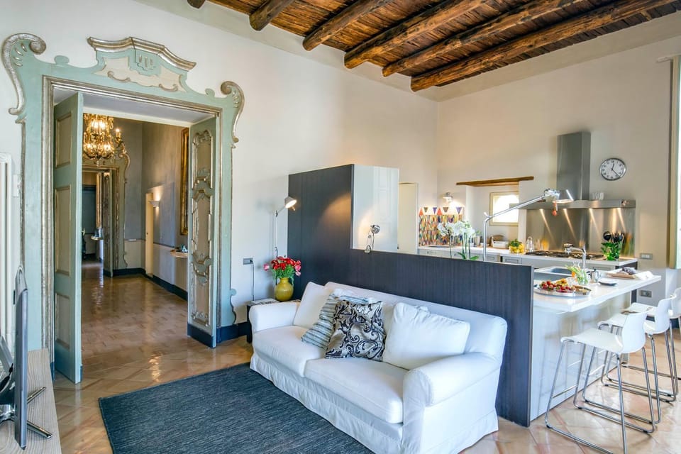 Kitchen or kitchenette, Living room, Seating area, Dining area