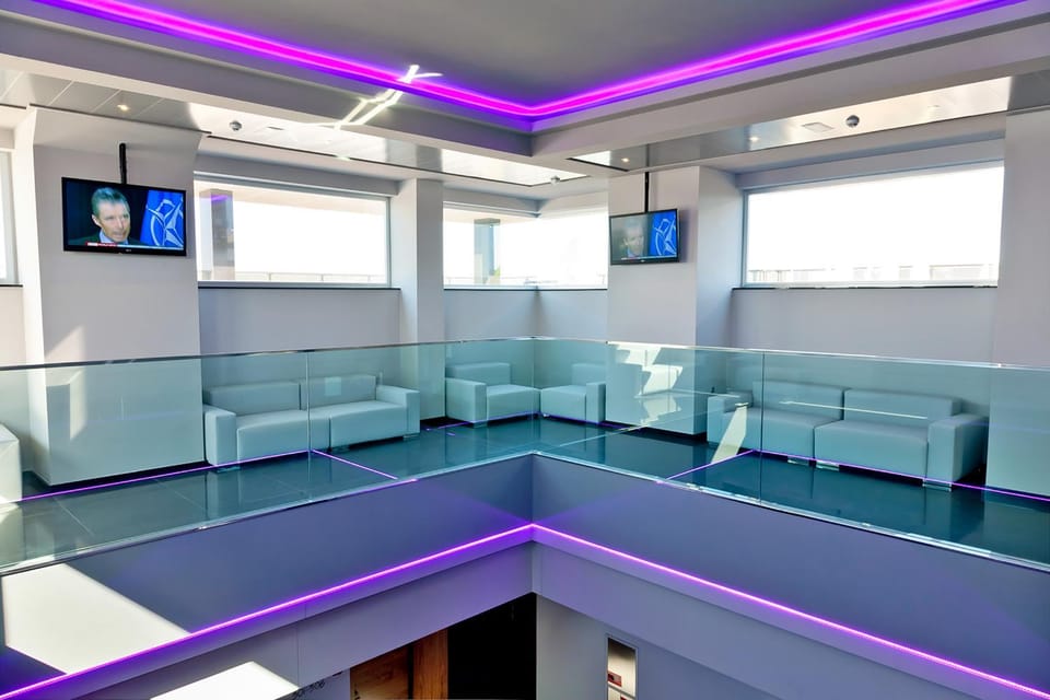 Communal lounge/ TV room, Lobby or reception