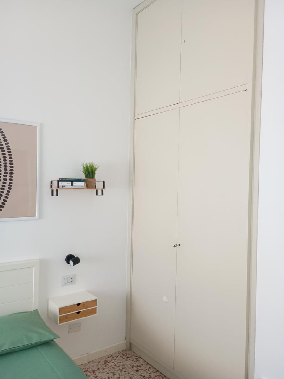 Bedroom, locker