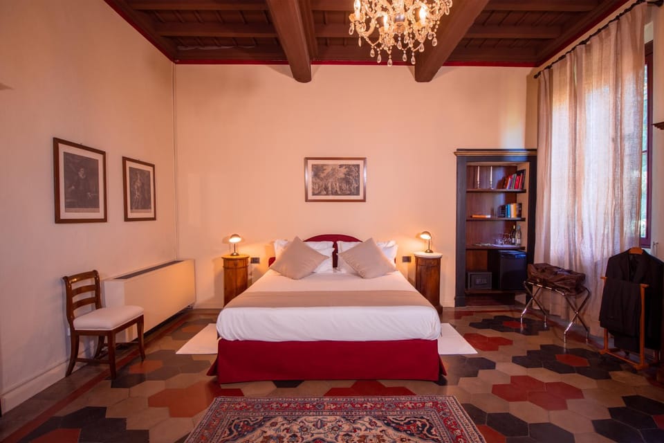 Photo of the whole room, Bedroom