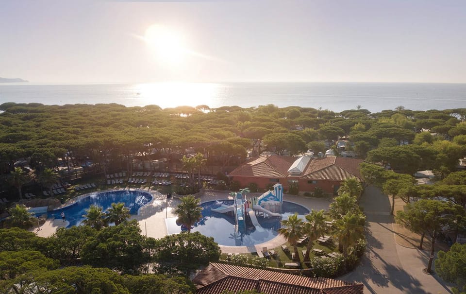 Bird's eye view, Hot Tub, View (from property/room), Pool view, Sea view, Swimming pool, Swimming pool, Sunrise
