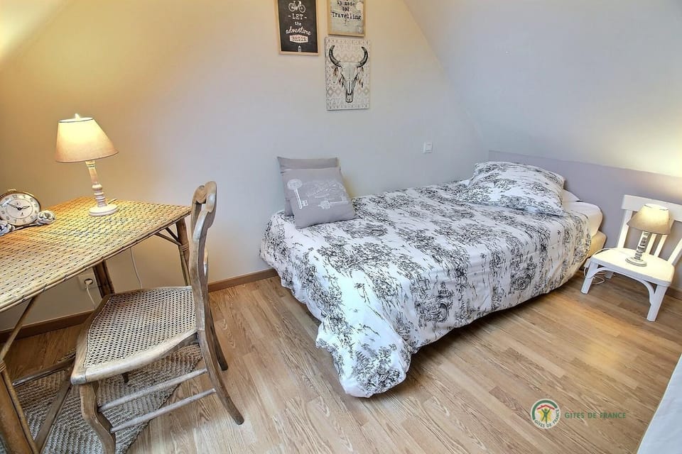 Photo of the whole room, Bedroom