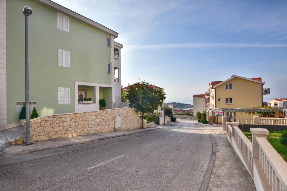 Neighbourhood, Street view