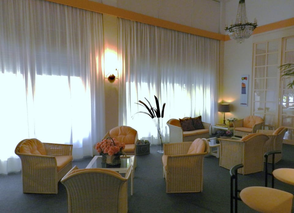Communal lounge/ TV room