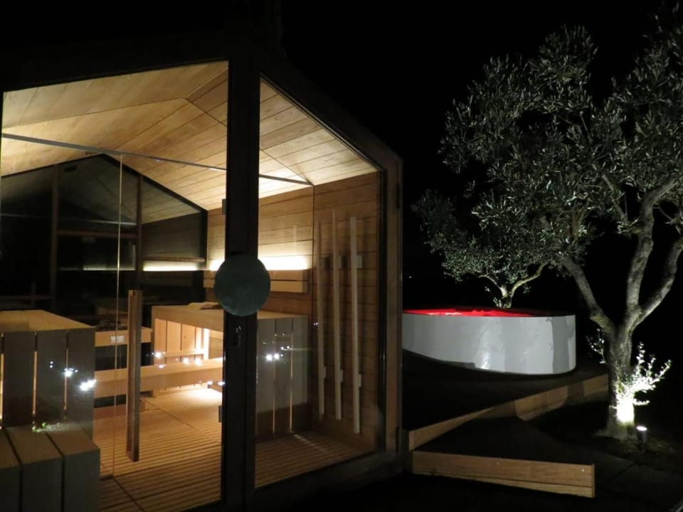 Hot Tub, Sauna