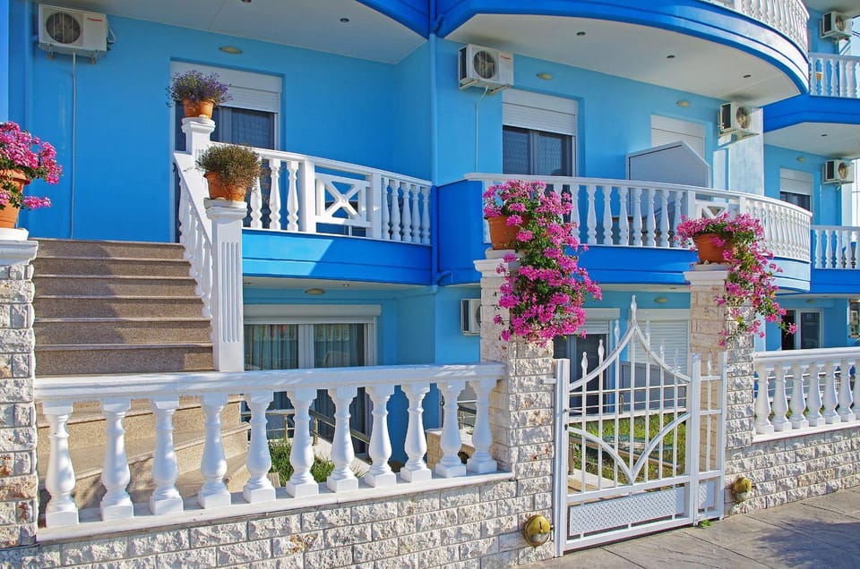 Facade/entrance, Spring, Balcony/Terrace