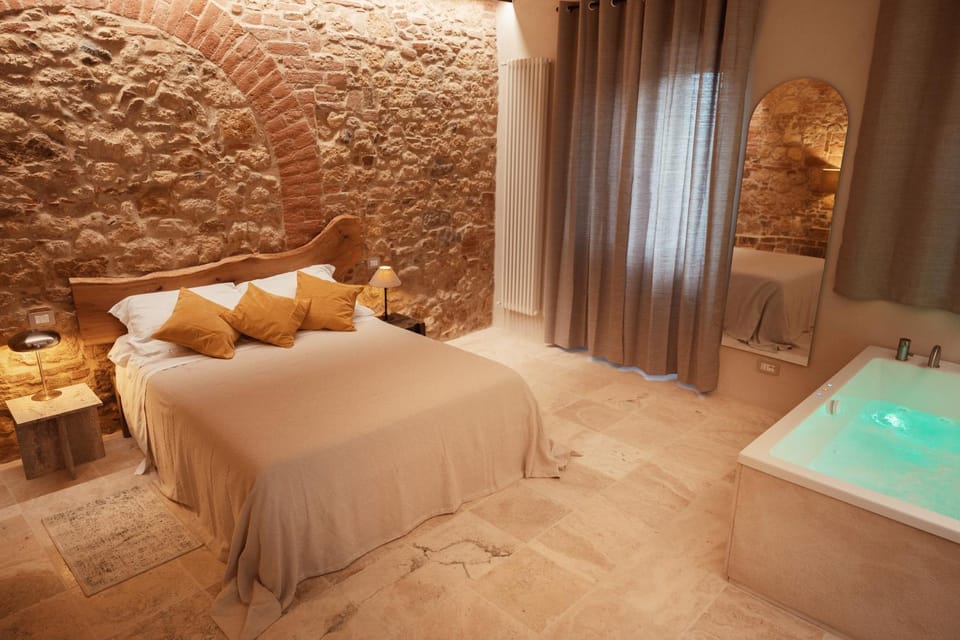 Bed, Hot Tub, Photo of the whole room, Bath