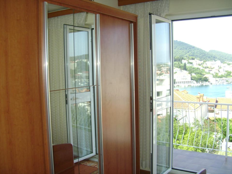 Mountain view, Sea view