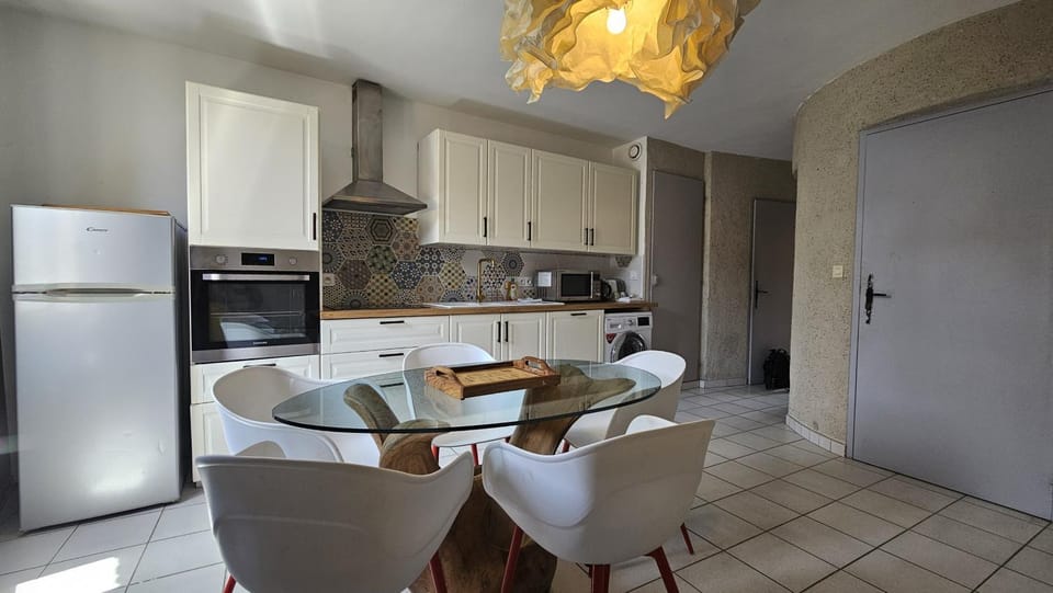 Kitchen or kitchenette, Seating area, Dining area, oven