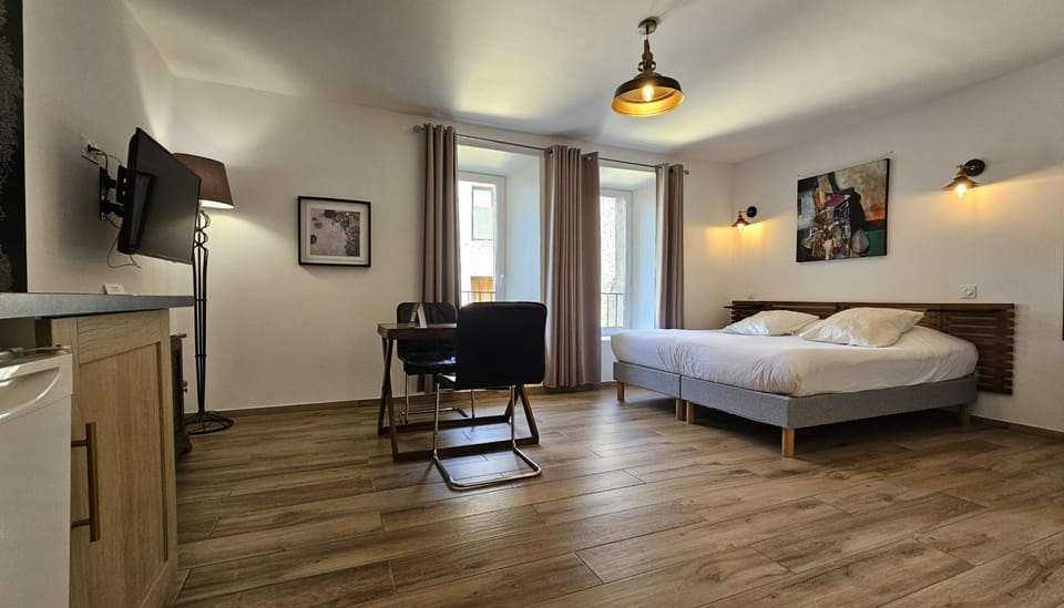 Bed, TV and multimedia, Photo of the whole room, Bedroom