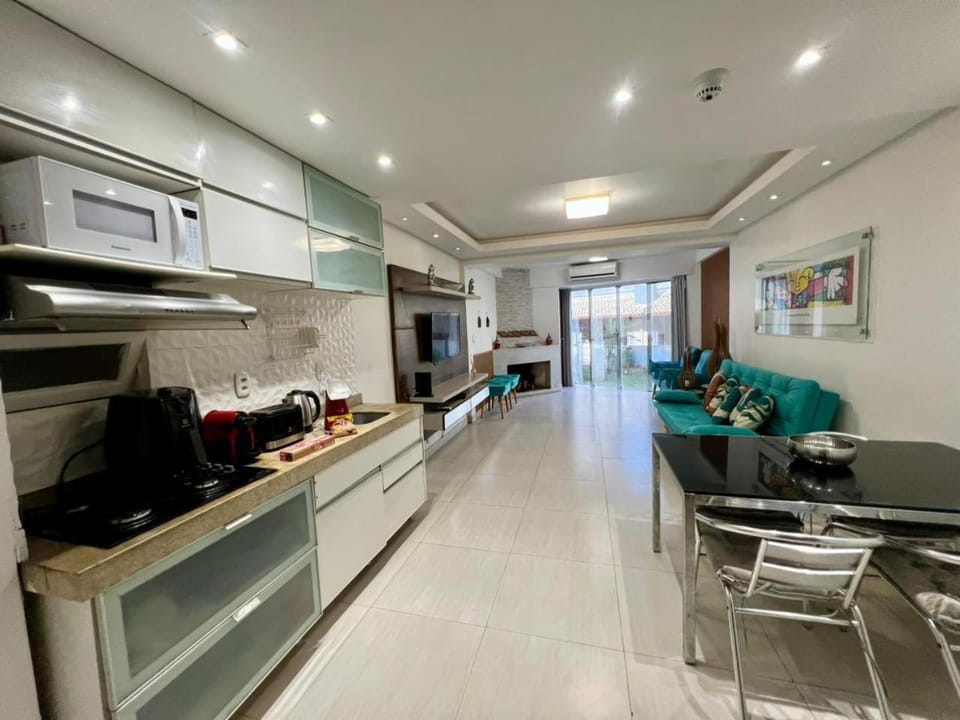 Triplex em Jurerê 50m mar com lareira e hidromassagem House in Florianopolis