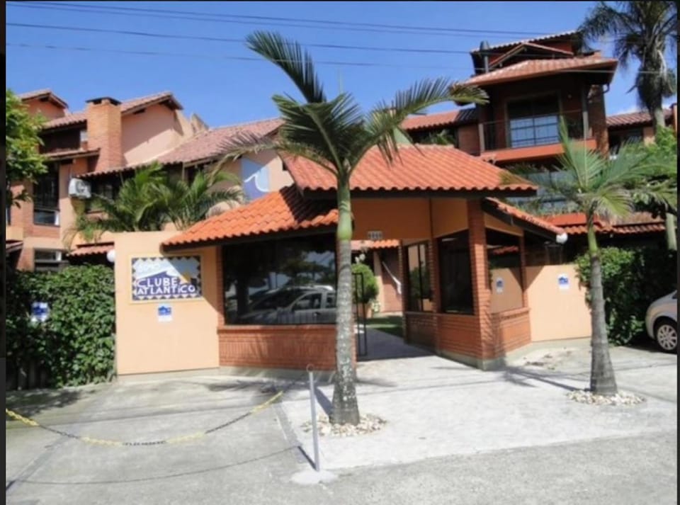 Triplex em Jurerê 50m mar com lareira e hidromassagem House in Florianopolis