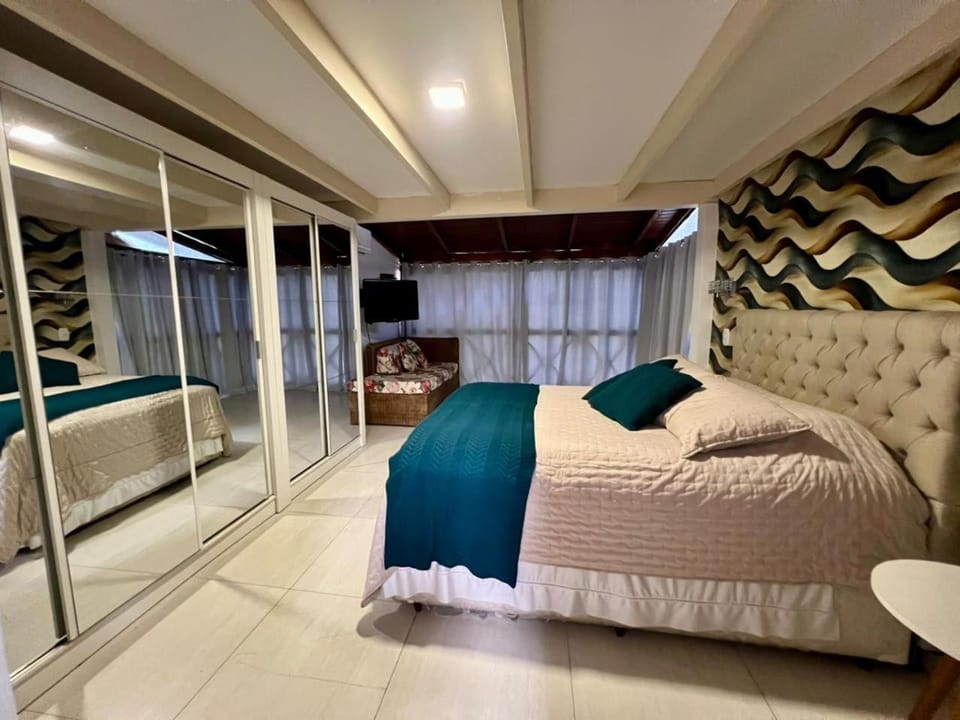 Triplex em Jurerê 50m mar com lareira e hidromassagem House in Florianopolis