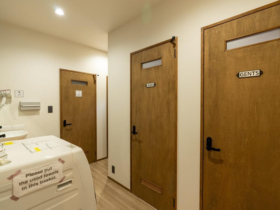 Shower, Toilet