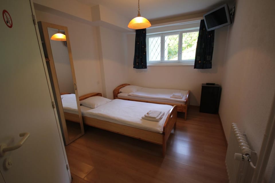 Bed, TV and multimedia, Photo of the whole room, Bedroom, towels