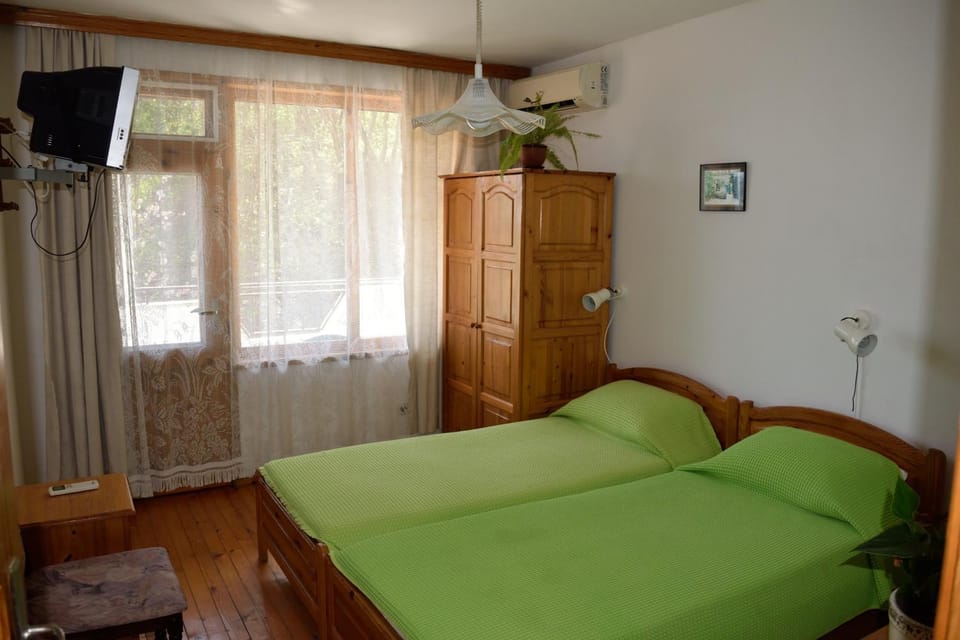 Стаи за гости "КАТИ" Guest rooms "KATI" Bed and Breakfast in Dobrich Province, Bulgaria