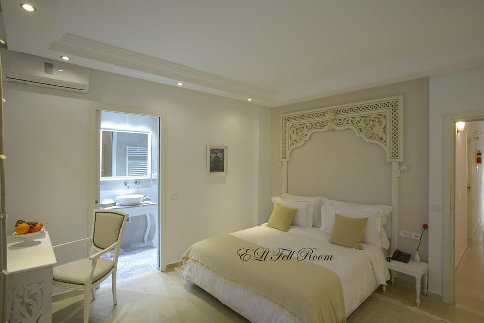 Photo of the whole room, Sea view