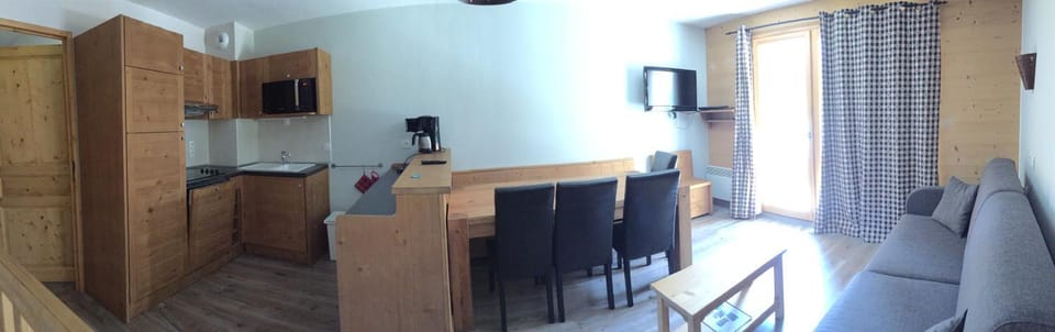 Coffee/tea facilities, Kitchen or kitchenette, Living room, Seating area, Dining area