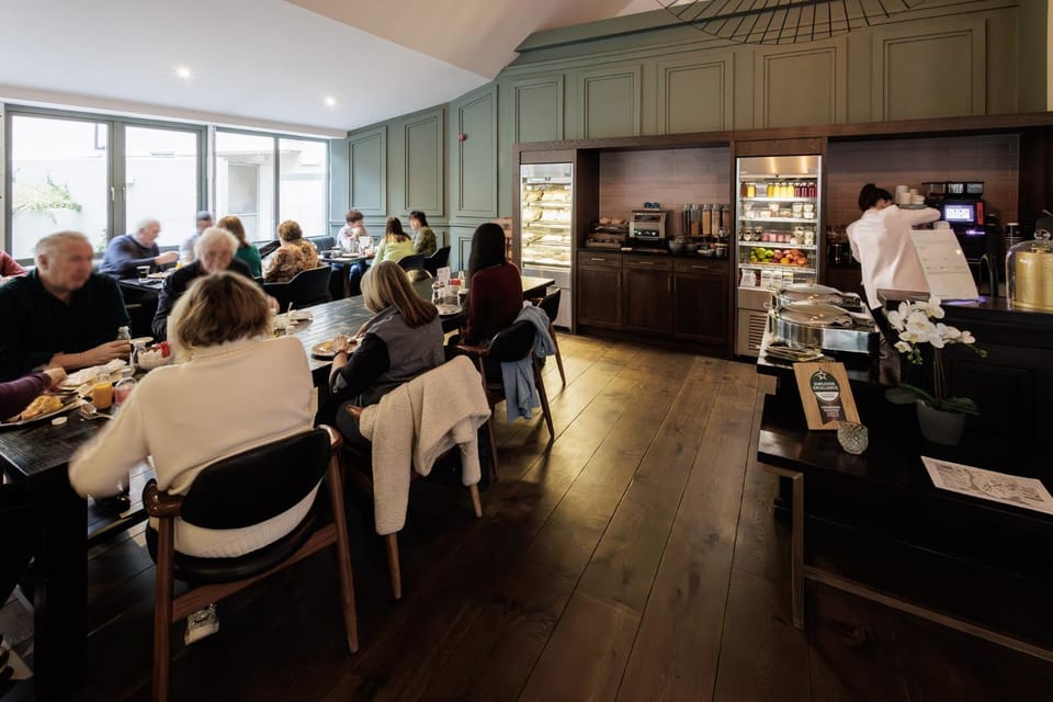 Coffee/tea facilities, Food and drinks, Guests, Breakfast, Buffet breakfast