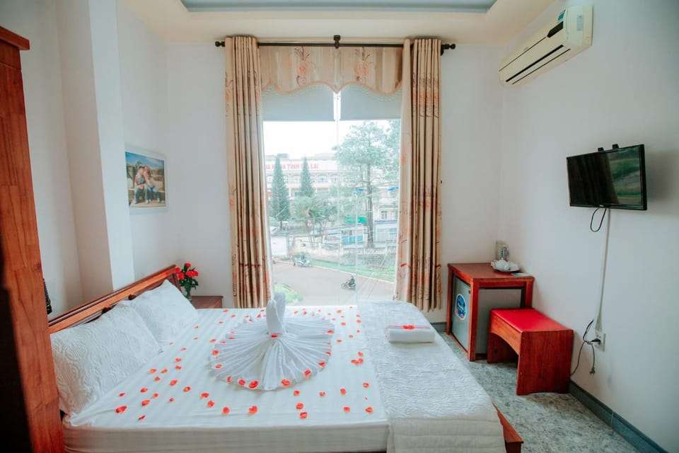 Bed, TV and multimedia, Photo of the whole room, Bedroom, towels, air conditioner