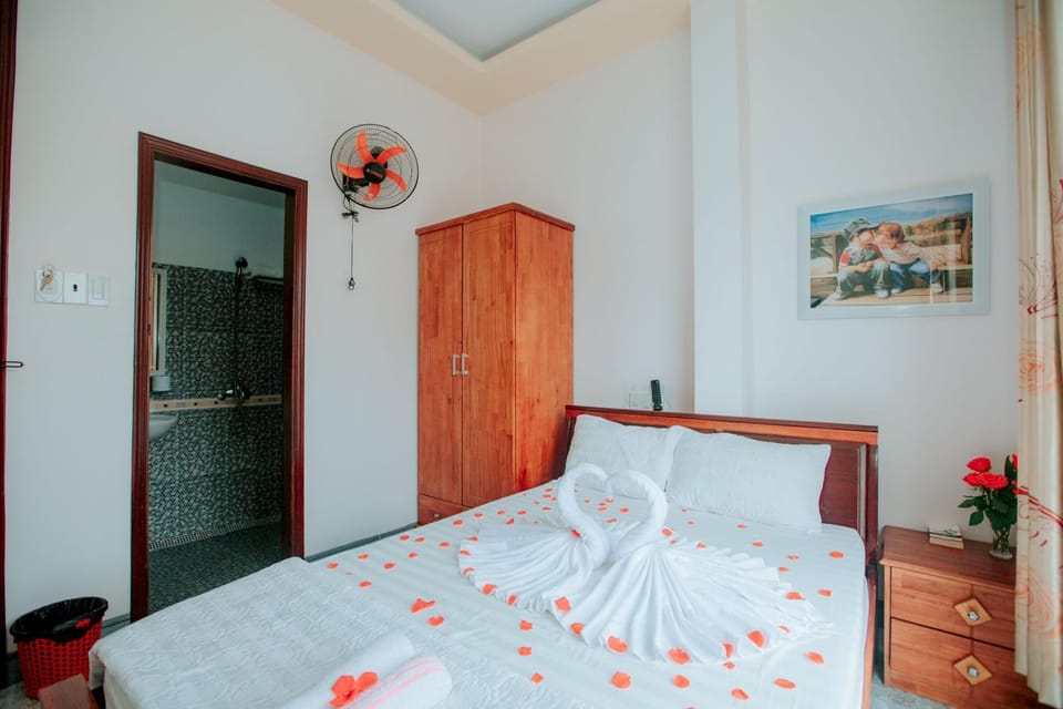 Bed, Photo of the whole room, Bedroom, fireplace, wardrobe