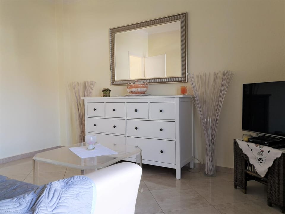 Restaurant/places to eat, Communal lounge/ TV room, Day, Neighbourhood, Winter, Balcony/Terrace, Beach, Street view, Family