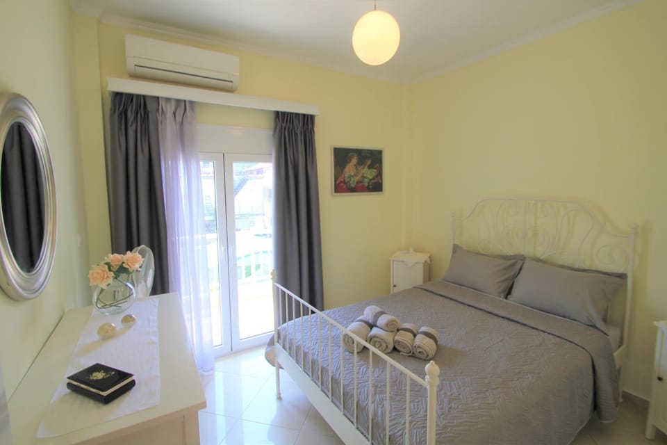 Bed, Neighbourhood, Photo of the whole room, Bedroom, Garden view