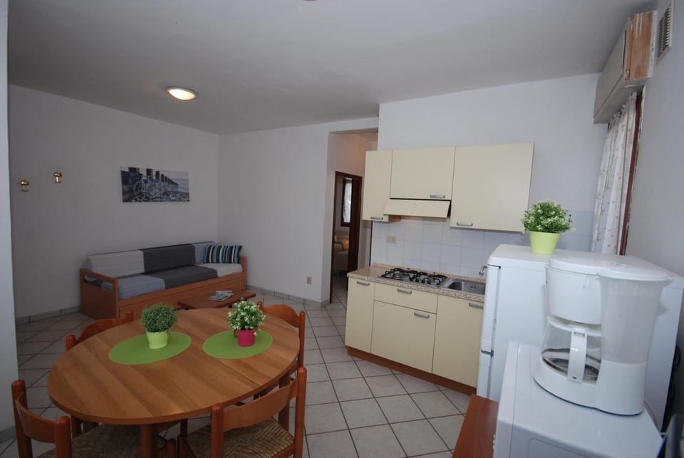 Kitchen or kitchenette, Dining area, stove