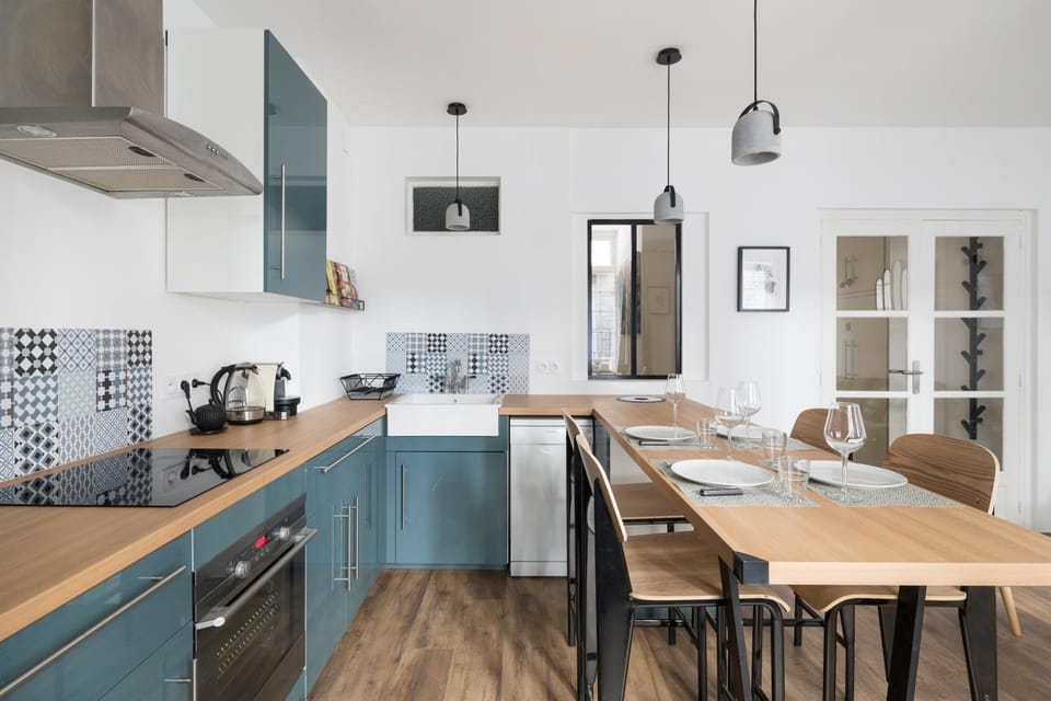 Kitchen or kitchenette, Dining area