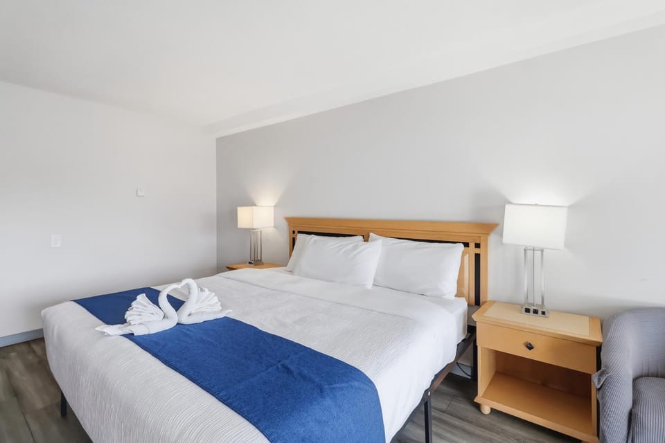 Canada's Best Value Desert Inn & Suites Hotel in British Columbia