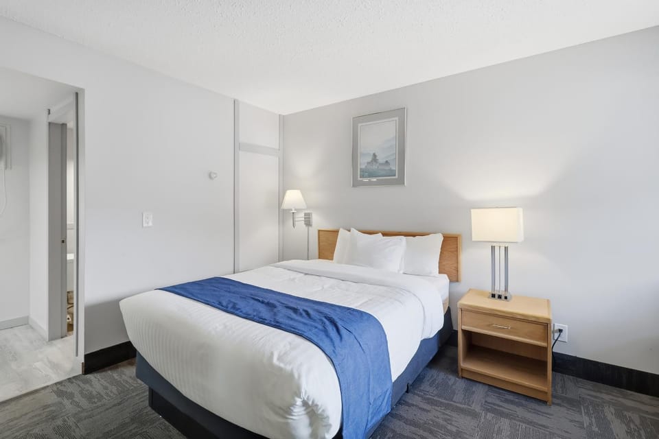 Canada's Best Value Desert Inn & Suites Hotel in British Columbia