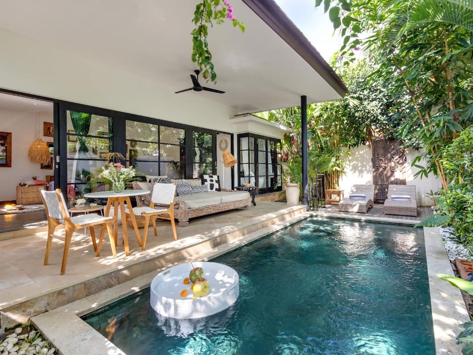 Property building, Seating area, Dining area, Pool view, Swimming pool, sunbed
