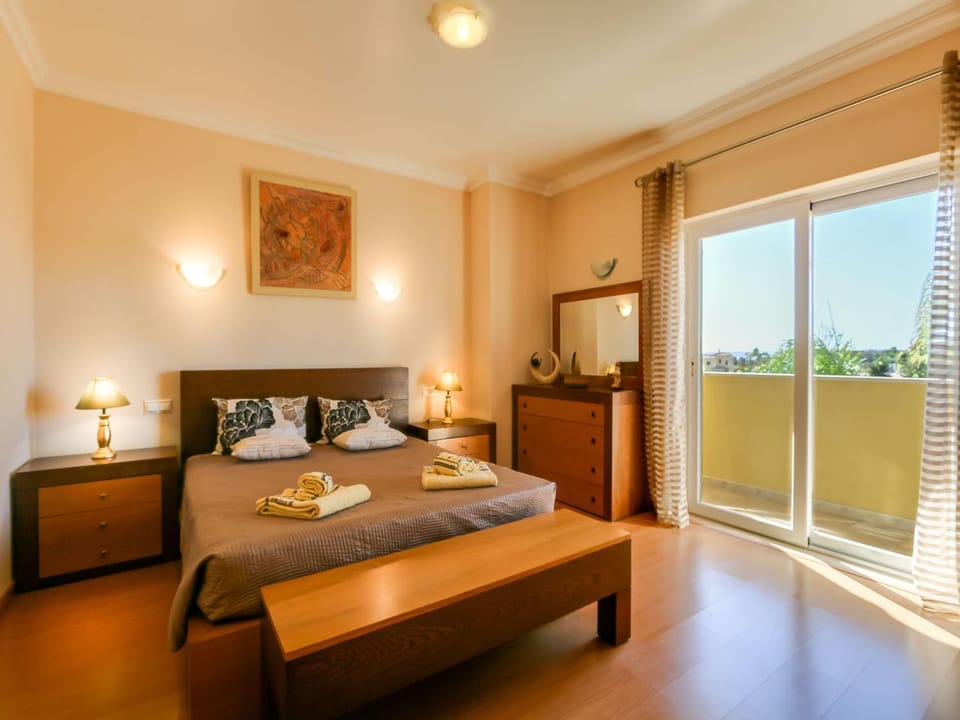 Bedroom, cot