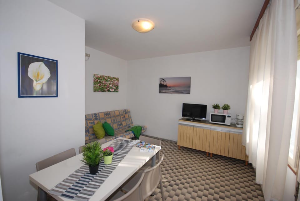 TV and multimedia, Living room, Dining area