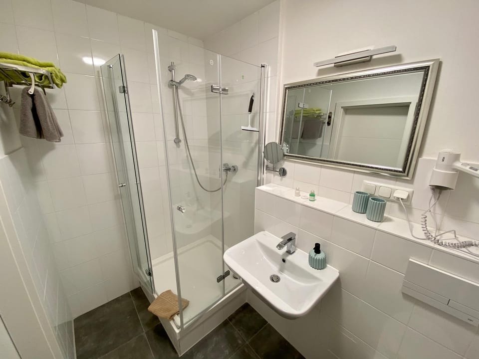 Shower, Bathroom, towels