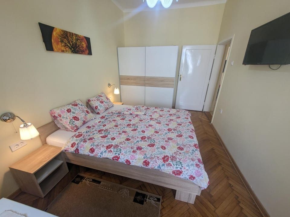 Bed, TV and multimedia, Balcony/Terrace, Photo of the whole room, Bedroom, wardrobe