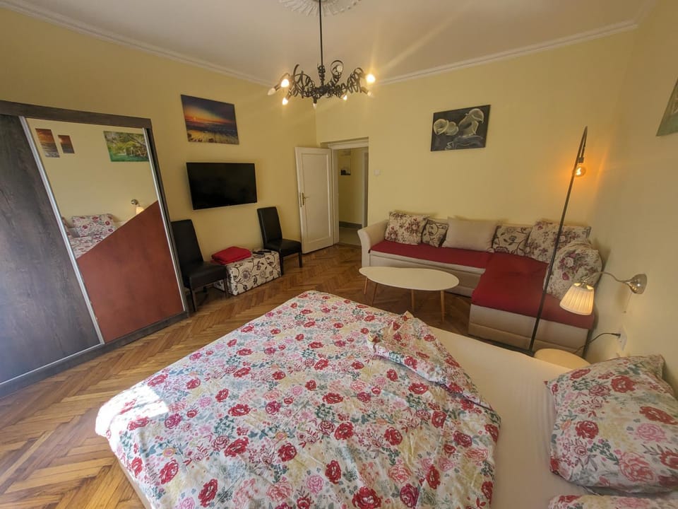 Communal lounge/ TV room, Bed, TV and multimedia, Living room, Photo of the whole room, Seating area, Evening entertainment, Bedroom, wardrobe