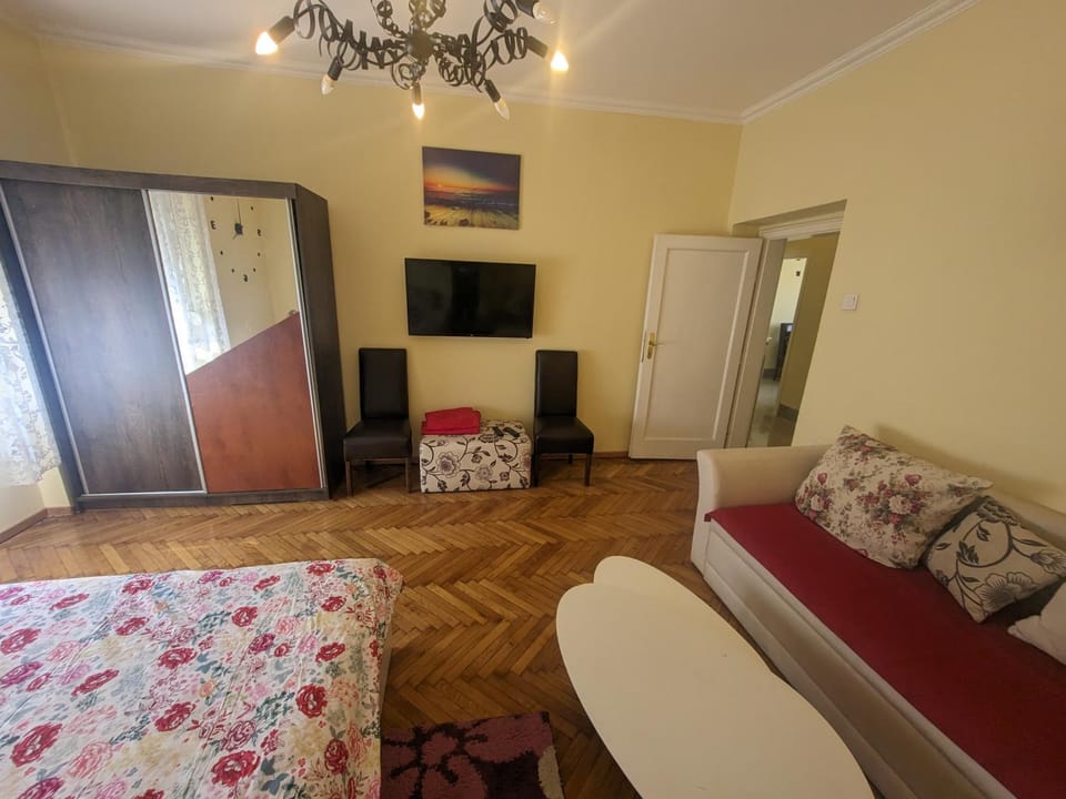 Communal lounge/ TV room, Bed, TV and multimedia, Living room, Photo of the whole room, Seating area, Evening entertainment, Bedroom, wardrobe