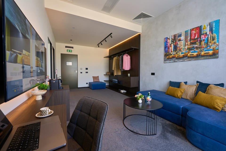 Communal lounge/ TV room, TV and multimedia, Coffee/tea facilities, Living room, Seating area