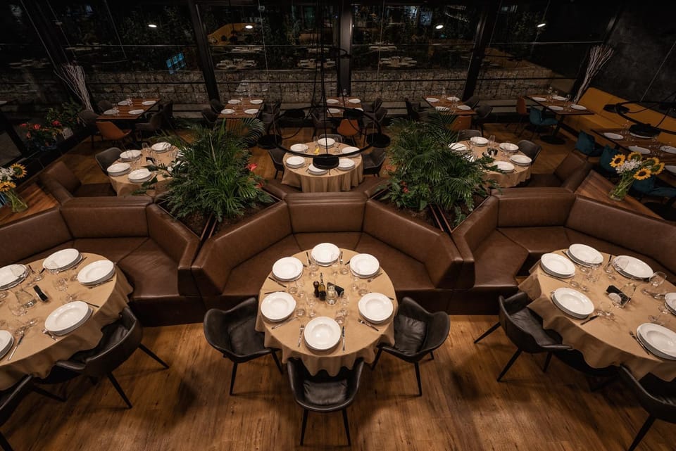 Restaurant/places to eat, Food and drinks, Seating area