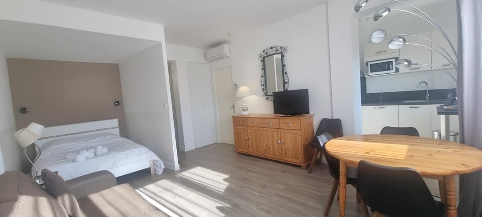 TV and multimedia, Living room, air conditioner