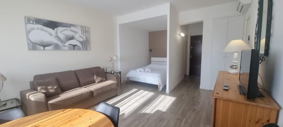 Bed, Living room